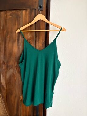 Athleta Emerald Green Flowy Tank Top With Side Slits 🤍✨